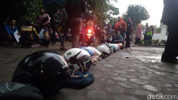Miris! Helm Hingga Sandal Ikut Antre Demi Sekeping e-KTP di Cirebon