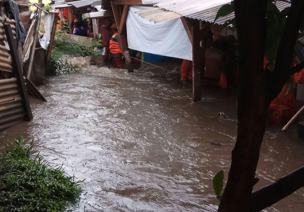 Kali Pulo Jatipadang Kembali Meluap, Satu Warga Terluka