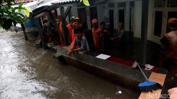 Tanggul Kali Pulo di RT 14 Jebol, Warga Jati Padang Kebanjiran