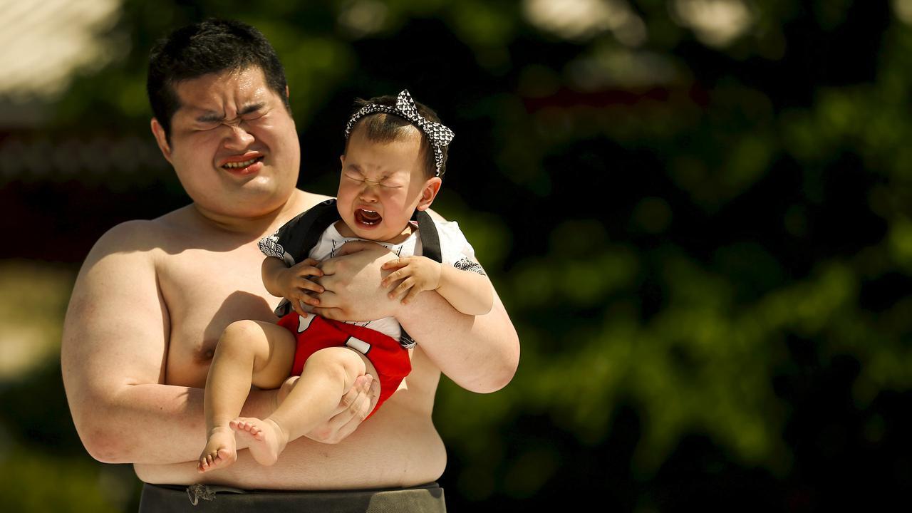 Ngeri, Ini Bahaya Selalu Menggendong Bayi Sambil Diayun