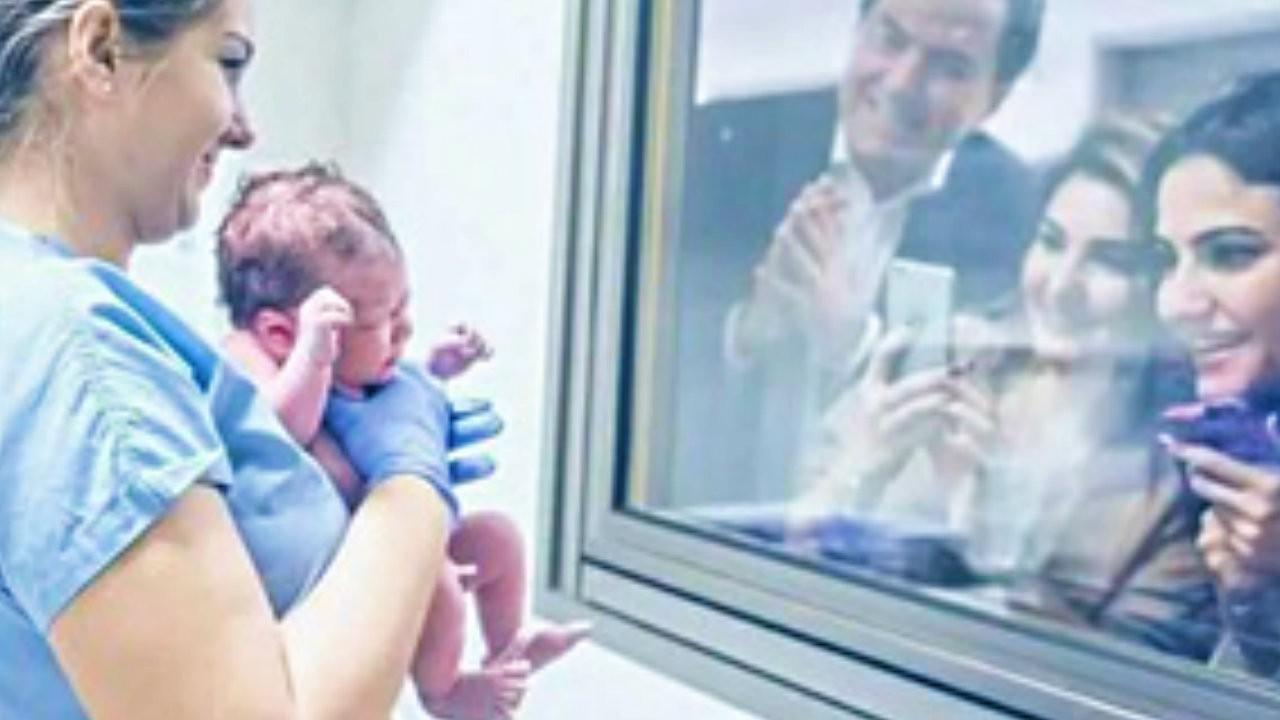 Ngeri, Ini Bahaya Selalu Menggendong Bayi Sambil Diayun