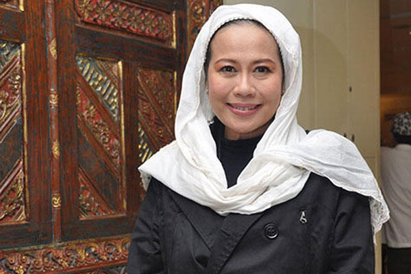 Dewi Yull Ajak Belajar Bahasa Isyarat