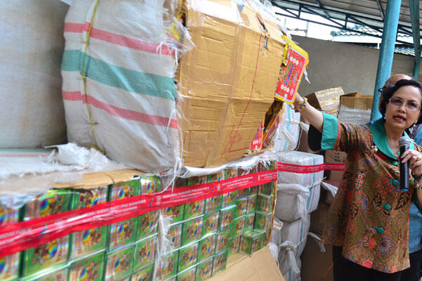Polres Cirebon Kota Sita Ratusan Dus Makanan Minuman Kedaluwarsa