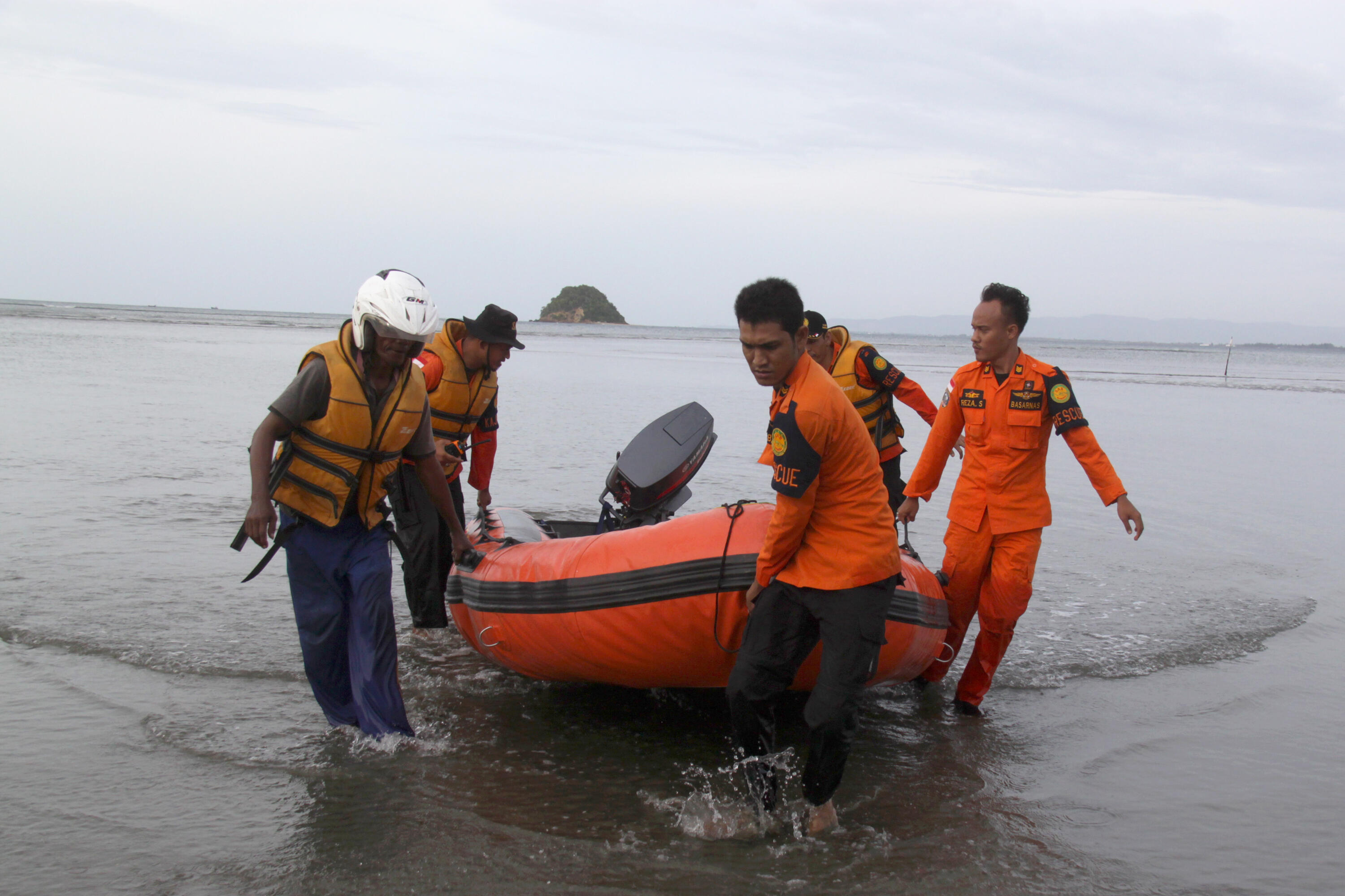 Tim Basarnas Masih Cari Pastor Yohanes yang Hilang di Pantai Wairi