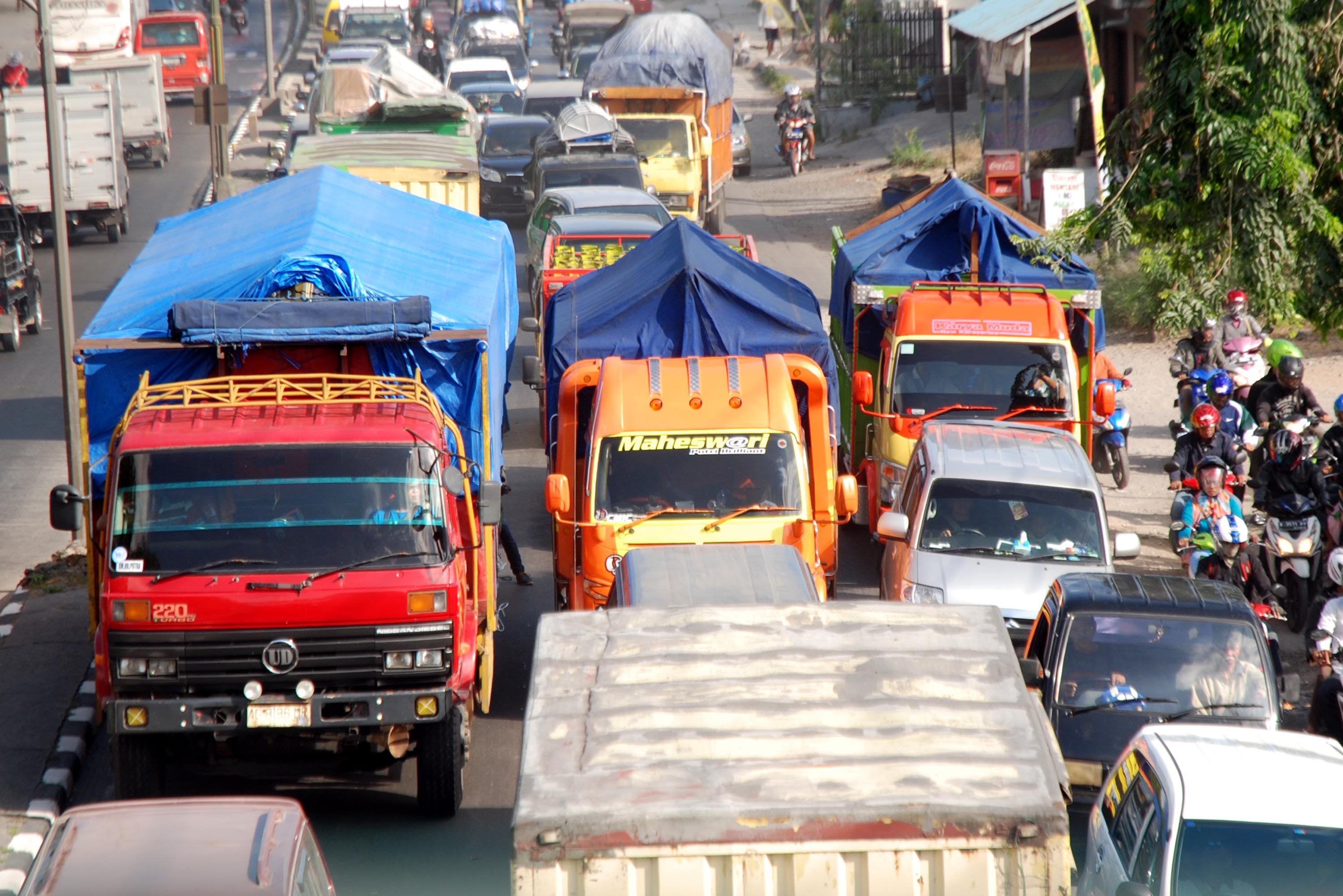 Macet di Tol Jelang Pelarangan Truk Tiga Sumbu