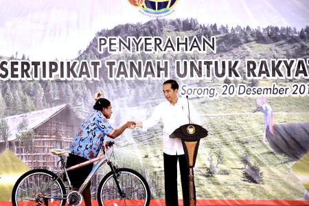 Presiden Serahkan 2.568 Sertifikat Tanah Di Sorong