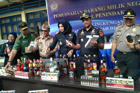 Bea Cukai Maluku Musnahkan Ribuan Rokok dan Miras Ilegal