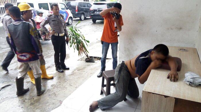 Jasad Pekerja Papan Bunga Terbujur Kaku di Samping Warung Mi