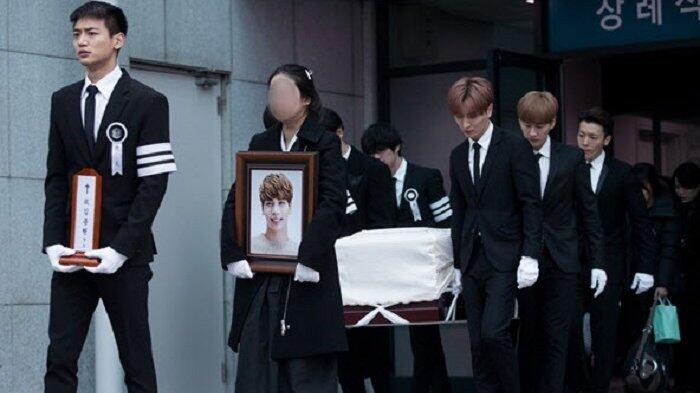 Member Super Junior Tampak Angkat Peti Jenazah Jonghyun: Mata Anggota SNSD Bengkak
