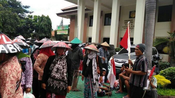 Gunakan Pakaian Sedulur Sikep, Puluhan Warga Kendeng Ajukan Gugatan Praperadilan