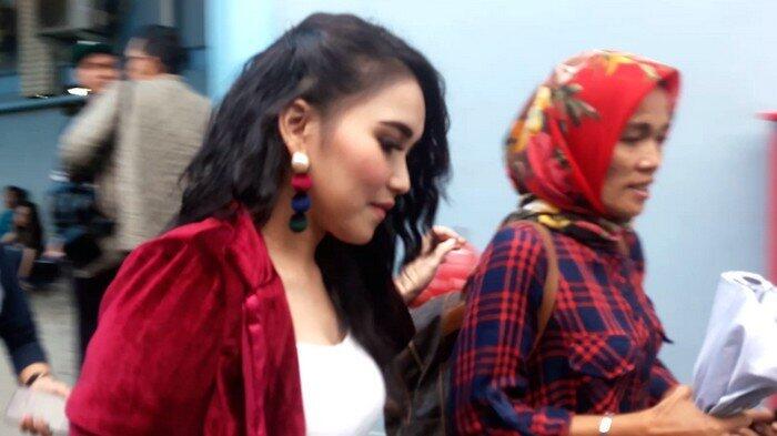 Tampak Menunduk Ditanya Soal Komentar Nikita Mirzani, Ayu Ting Ting: Senyumin Aja