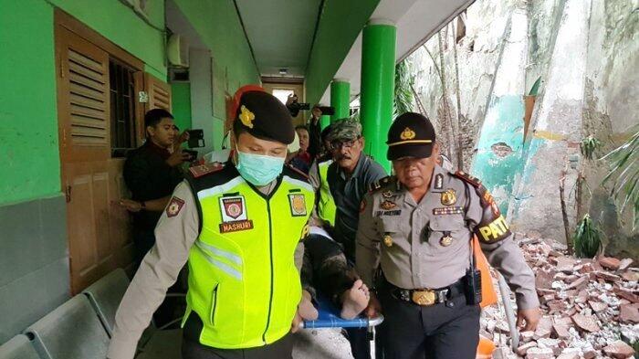 Begini Kondisi Guru SMPN 32 Setelah Dievakuasi dari Reruntuhan Gedung