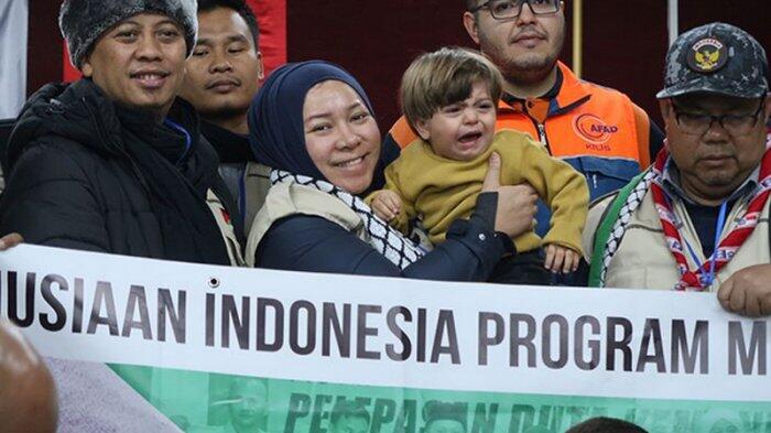 Lihat Melly Goeslaw Berpose dengan Bocah Palestina, Netizen Ikut Rasakan Kesedihan
