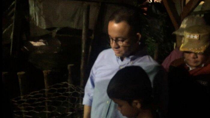 Gubernur Anies Ajak Putra Bungsunya Tinjau Penanggulangan Tanggul Jebol di Jatipadang