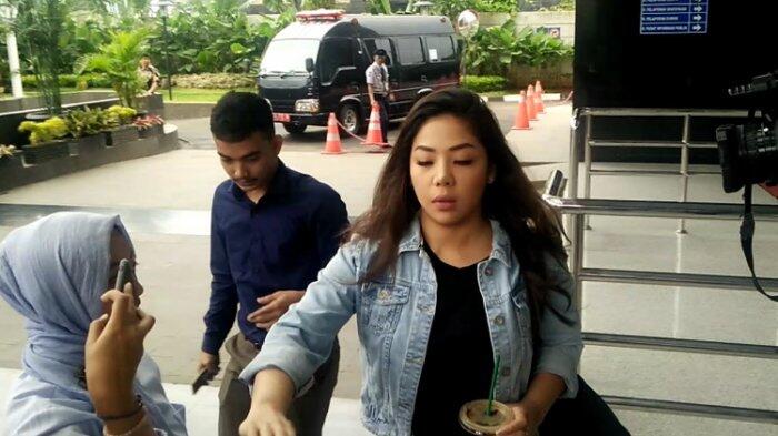 Penampakan Putri Setya Novanto Saat Hendak Diperiksa KPK