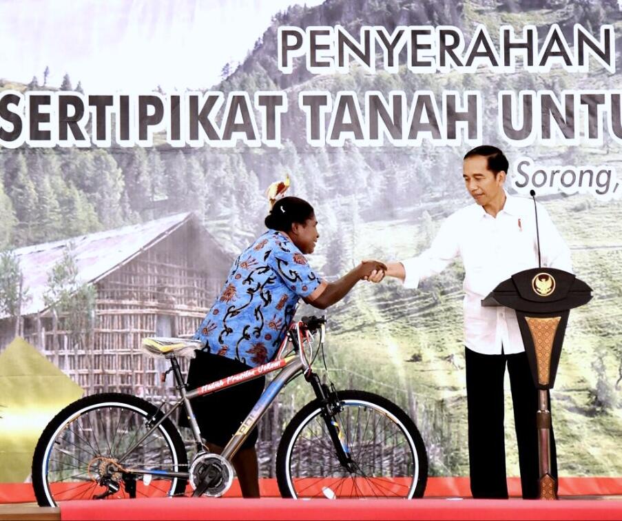 Presiden Serahkan 2.568 Sertifikat Tanah untuk Masyarakat Sorong