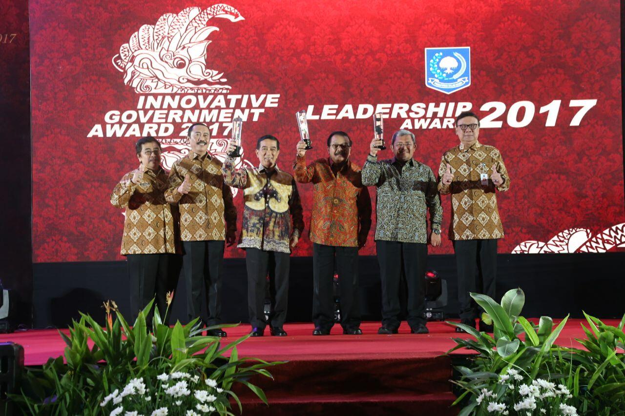 Kemendagri Berikan Leadership Award kepada Sejumlah Kepala Daerah