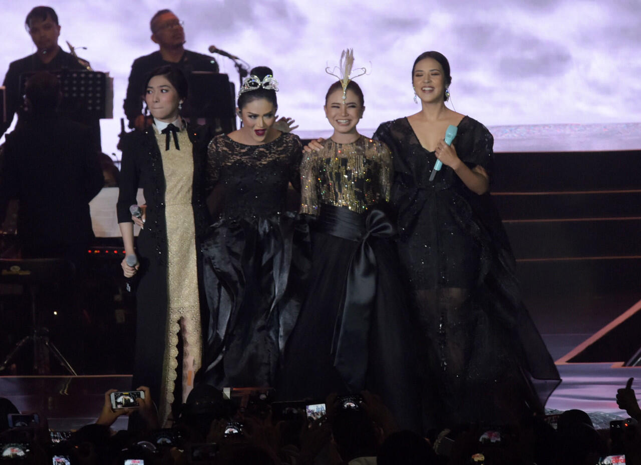 Empat Diva (Krisdayanti, Rossa, Isyana dan Raisa) at Ayat Ayat Cinta in Concert