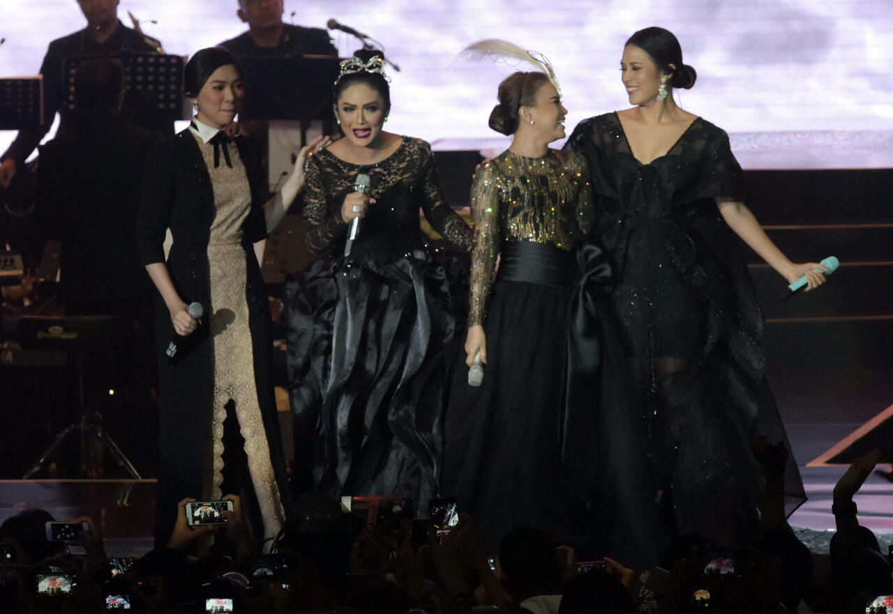 Empat Diva (Krisdayanti, Rossa, Isyana dan Raisa) at Ayat Ayat Cinta in Concert