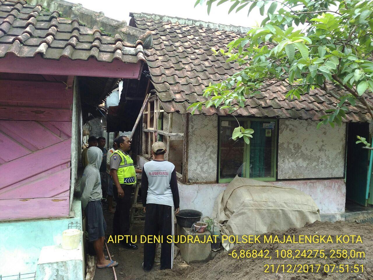 Bhabinkamtibmas Kontrol Pembangunan Rutilahu Warga Binaannya