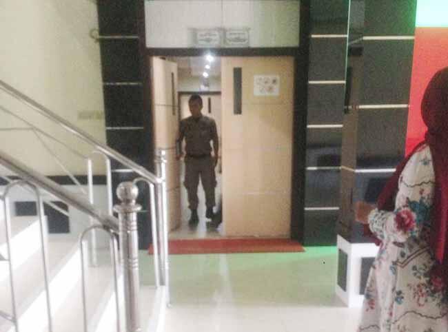 Mau Ketemu Bupati Tanjabbar, HP Tinggalkan di Luar!