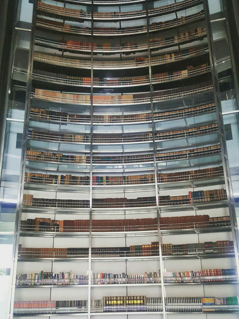 Waaah...
Indonesia Memiliki Perpustakaan Tertinggi Di Dunia ??