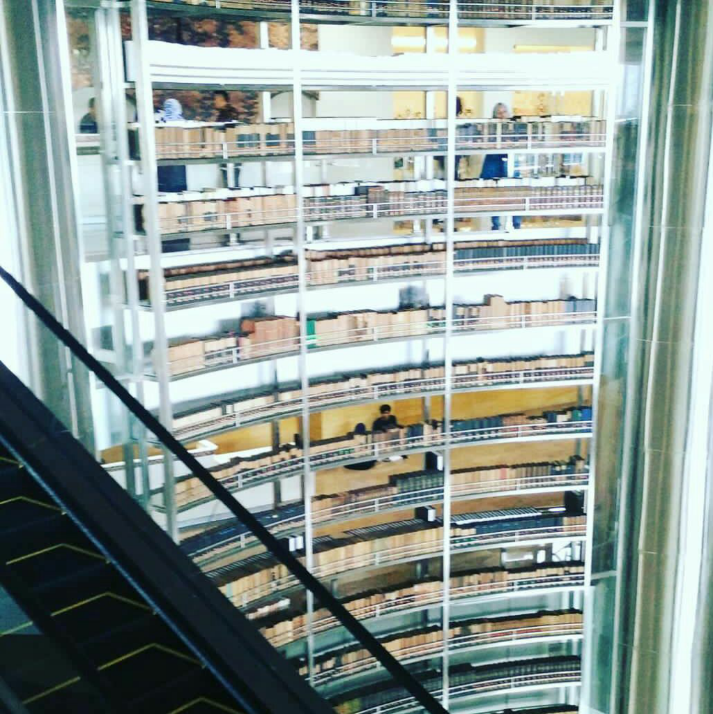 Waaah...
Indonesia Memiliki Perpustakaan Tertinggi Di Dunia ??