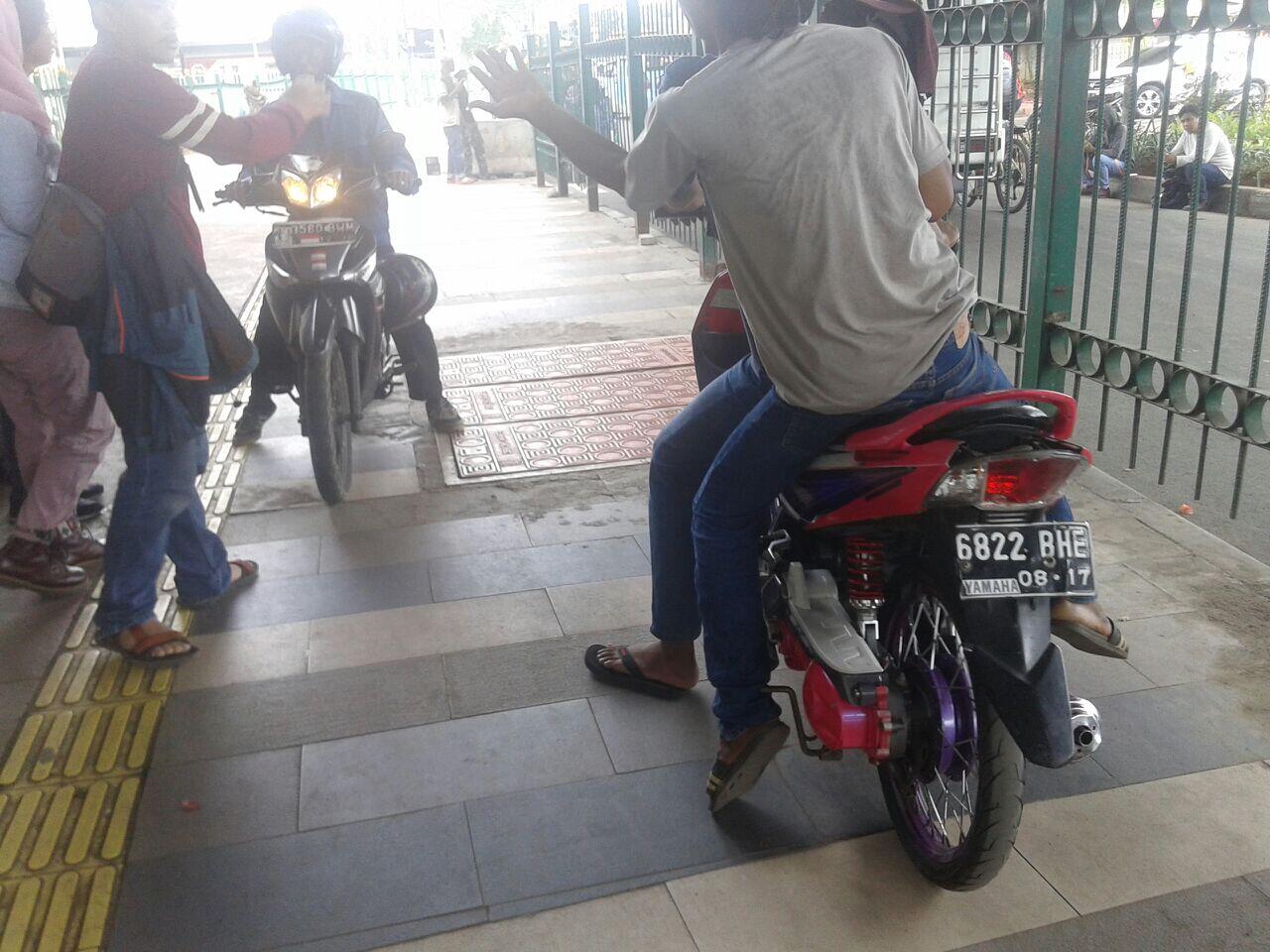 Pemotor Alih Fungsi Trotoar di Jalan Jati Baru