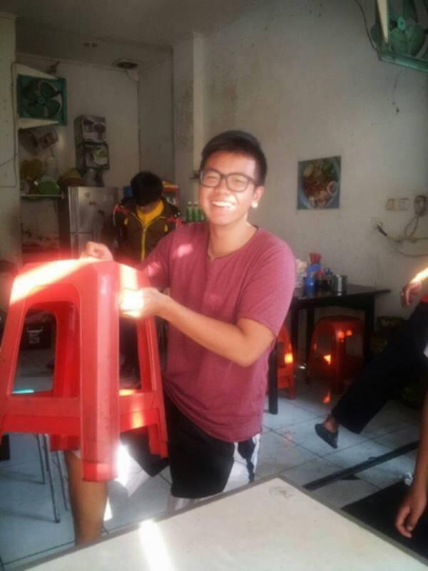 ini alasan Kenapa Bagian Tengah &quot;Kursi Plastik&quot; Pasti Bolong