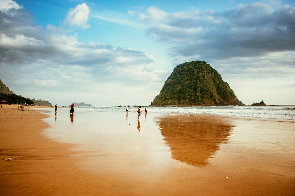 Indahnya RED ISLAND BEACH