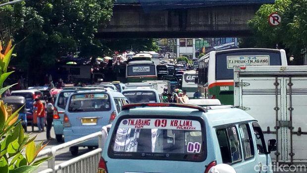 Jalan Jati Baru Ditutup, Lalin Depan Blok G Tanah Abang Macet