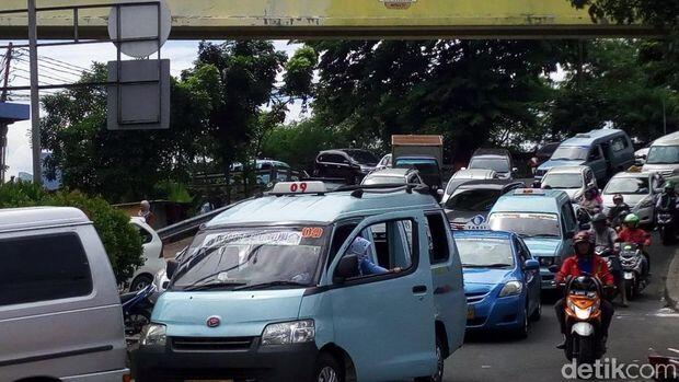 Jalan Jati Baru Ditutup, Lalin Depan Blok G Tanah Abang Macet