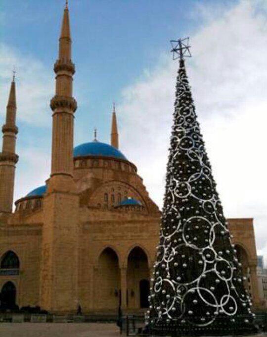 Foto Pohon Natal di Halaman Masjid, Netizen: Mungkinkah Kejadian di Indonesia?