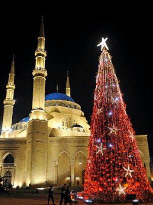 Foto Pohon Natal di Halaman Masjid, Netizen: Mungkinkah Kejadian di Indonesia?
