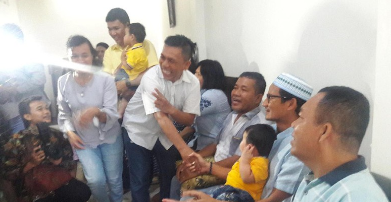 Di Rumah Pengawalnya yang Kristiani, Sandi Nyanyi Lagu Natal