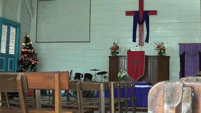 Kisah Gereja Kayu Tanpa Paku yang Miring dan Tegak Sendiri