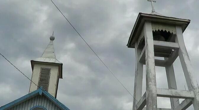 Kisah Gereja Kayu Tanpa Paku yang Miring dan Tegak Sendiri