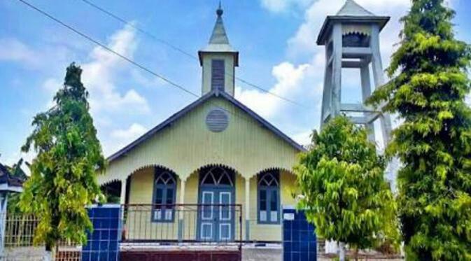 Kisah Gereja Kayu Tanpa Paku yang Miring dan Tegak Sendiri