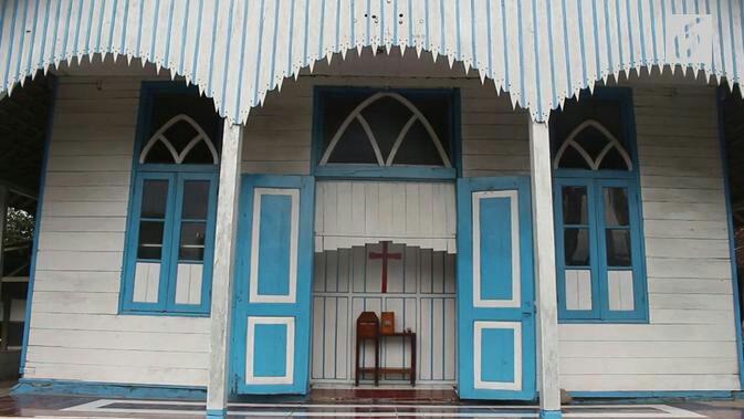 Kisah Gereja Kayu Tanpa Paku yang Miring dan Tegak Sendiri