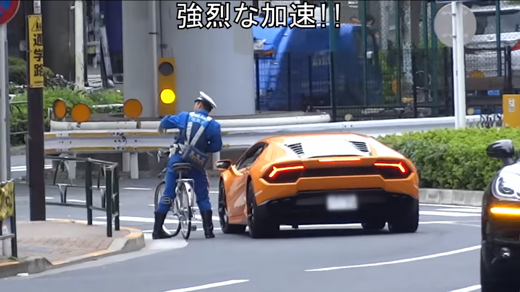 Viral, Aksi Polisi Jepang Kejar Lamborghini Hanya dengan Naik Sepeda Pancal!