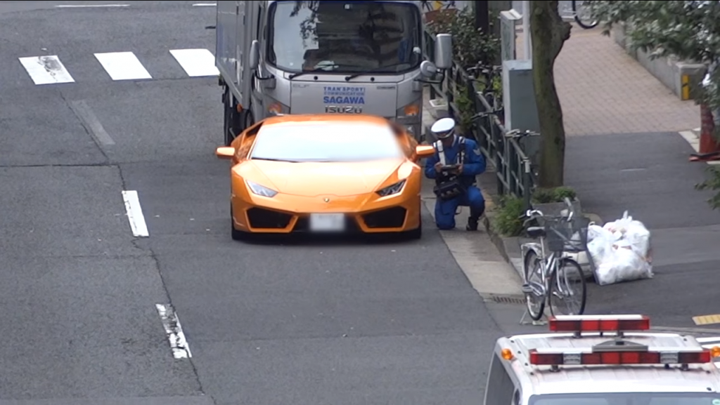 Viral, Aksi Polisi Jepang Kejar Lamborghini Hanya dengan Naik Sepeda Pancal!