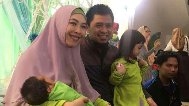 Akikah, Oki Setiana Tempelkan Kurma di Mulut Anak Ketiganya