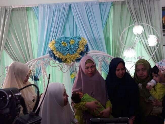 Akikah, Oki Setiana Tempelkan Kurma di Mulut Anak Ketiganya