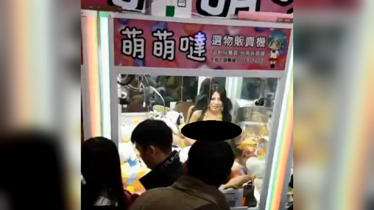 Heboh, Mesin Permainan di Taiwan Berisi Wanita Memakai Bikini