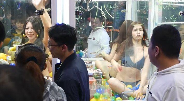 Heboh, Mesin Permainan di Taiwan Berisi Wanita Memakai Bikini