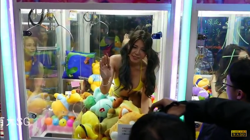 Di Taiwan Ada Claw Machine Dengan Cewek Berbikini Didalamnya 