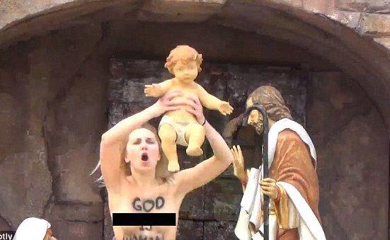 Perempuan Telanjang Dada Coba Curi Patung Bayi Yesus di Vatikan