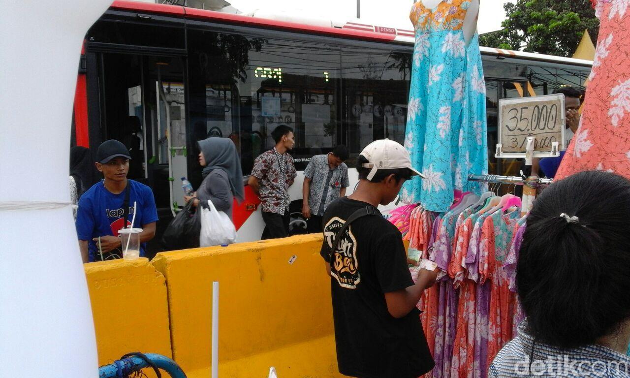 Seminggu Berdagang di Tenda, PKL Tanah Abang: Seneng Banget!