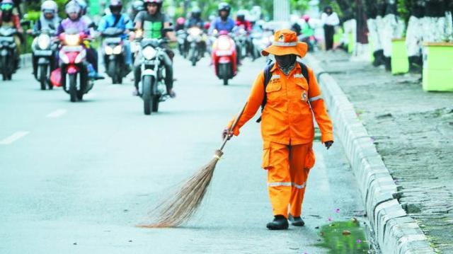 Pekerja Penyapu Jalan….. Pahlawan Kebersihan Jalan Sesungguhnya