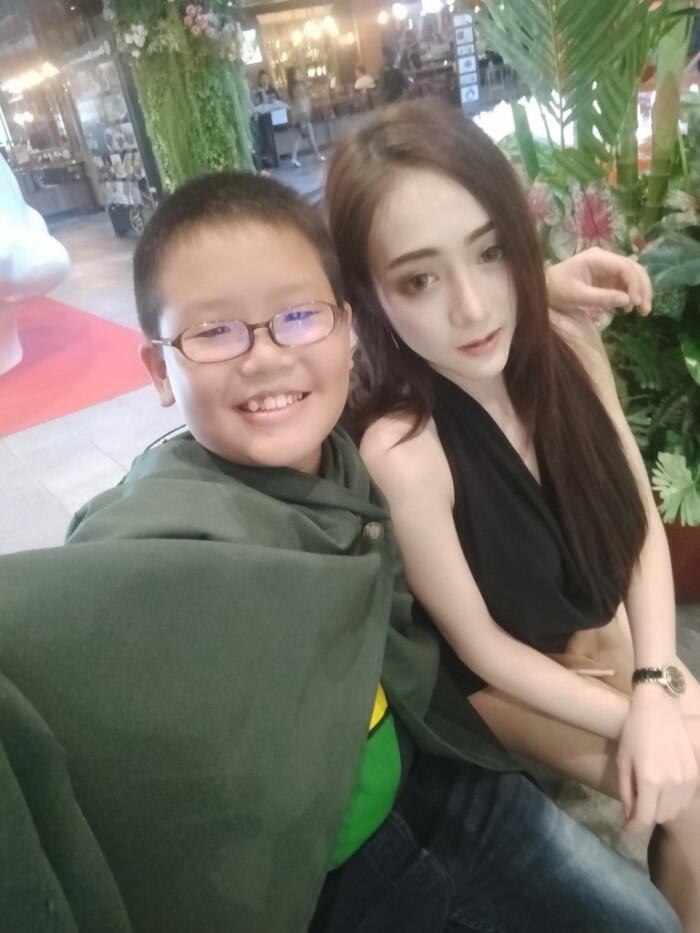 Viral! Anak Kecil Kencan dengan Model Panas, Begini Komentar Netizen!